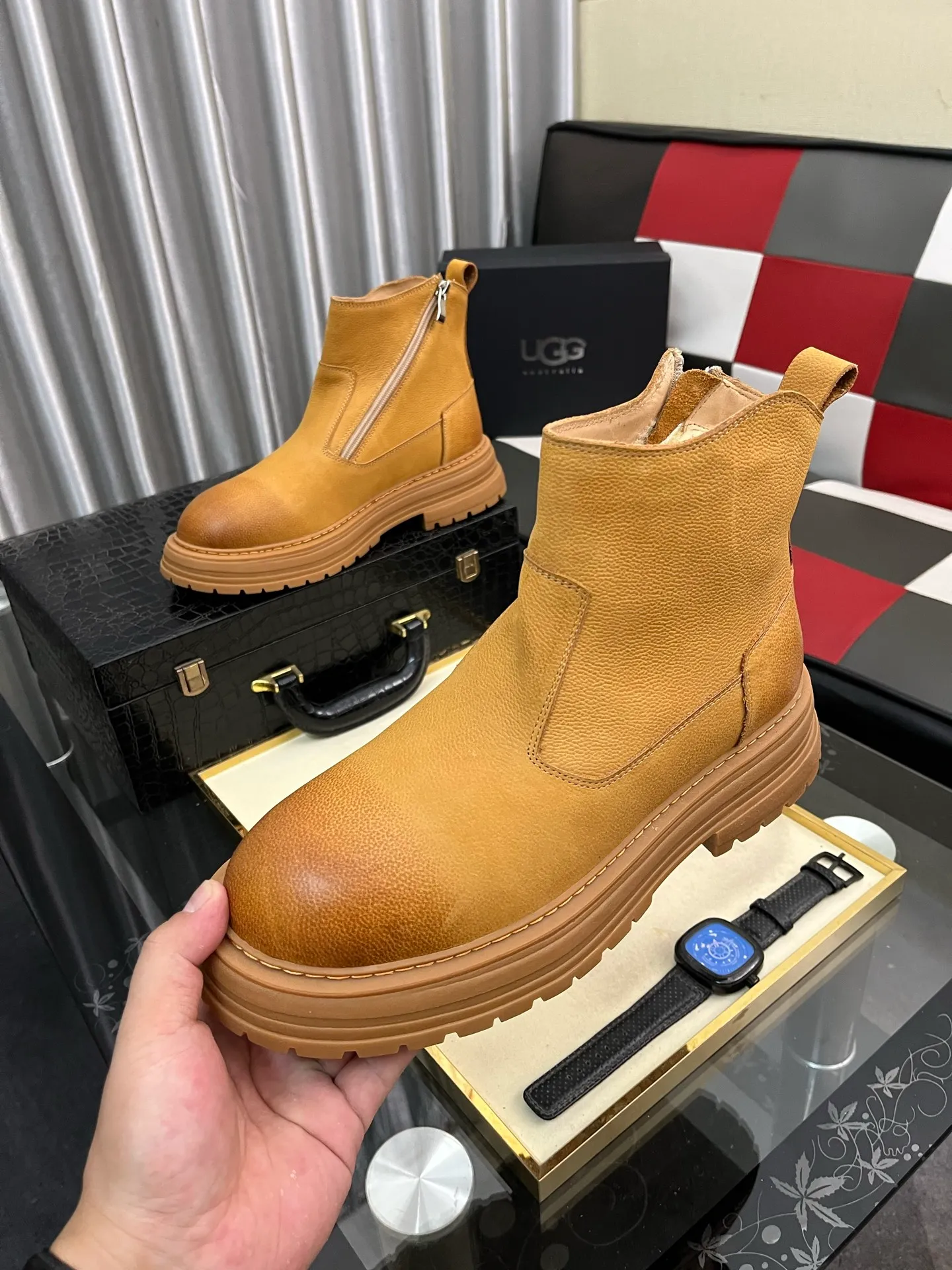 Ex-factory price: 680⌚️⌚️Thick wool imported from Australia Brand: UGG genuine purchasing agent Size: 39-44 (45 customized) Grade: Official website 1:1 Material: First layer of genuine leather waterproof and antifreeze upper Real wool lining Original non-slip and wear-resistant outsole Style category: Men's casual shoes Trendy style Comfortable on the feet Color: Official website color synchronization